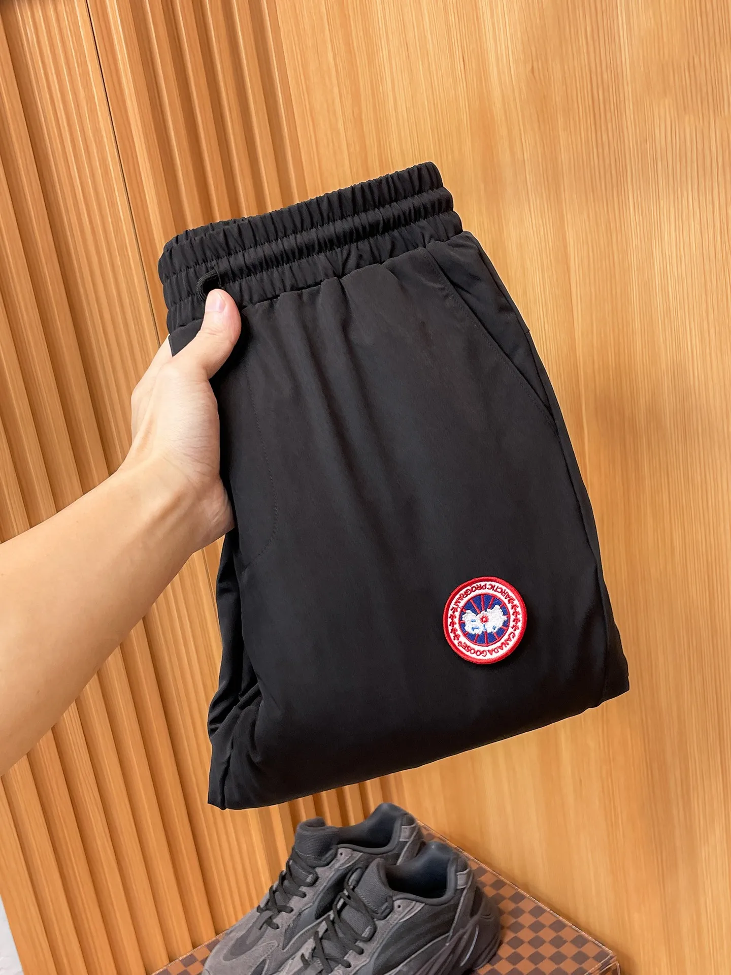 P490 Canada Goose 25ss new autumn and winter high-version down pants are here🌹A must-have for winter. Outdoor windproof, temperature-locking, thickened and warm legged down pants. Warm and windproof. Made of professional-grade outdoor windproof, waterproof and breathable fabric. Lining is filled with %90 white duck down. Lightweight design. Lightweight and warm. Seamless gluing process inside. Made of light and gall-free anti-drilling fabric. Effectively prevents velvet running. Original hardware and accessories. Classic logo matching. Simple and versatile, the upper body is stylish and not bloated. The style is the same for men and women! Size: M-4XL